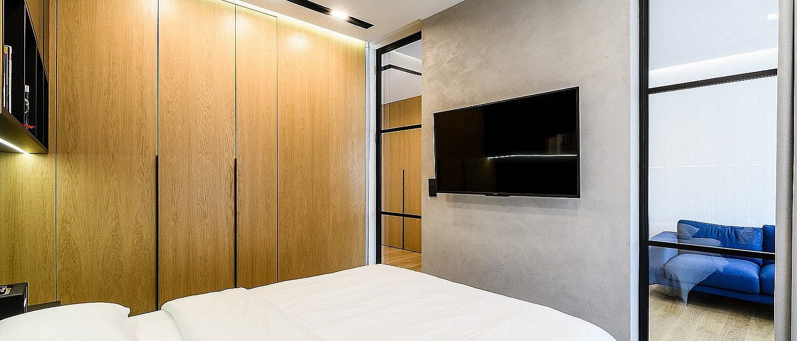 Projekt apartamentu sypialnia z elementami drewna